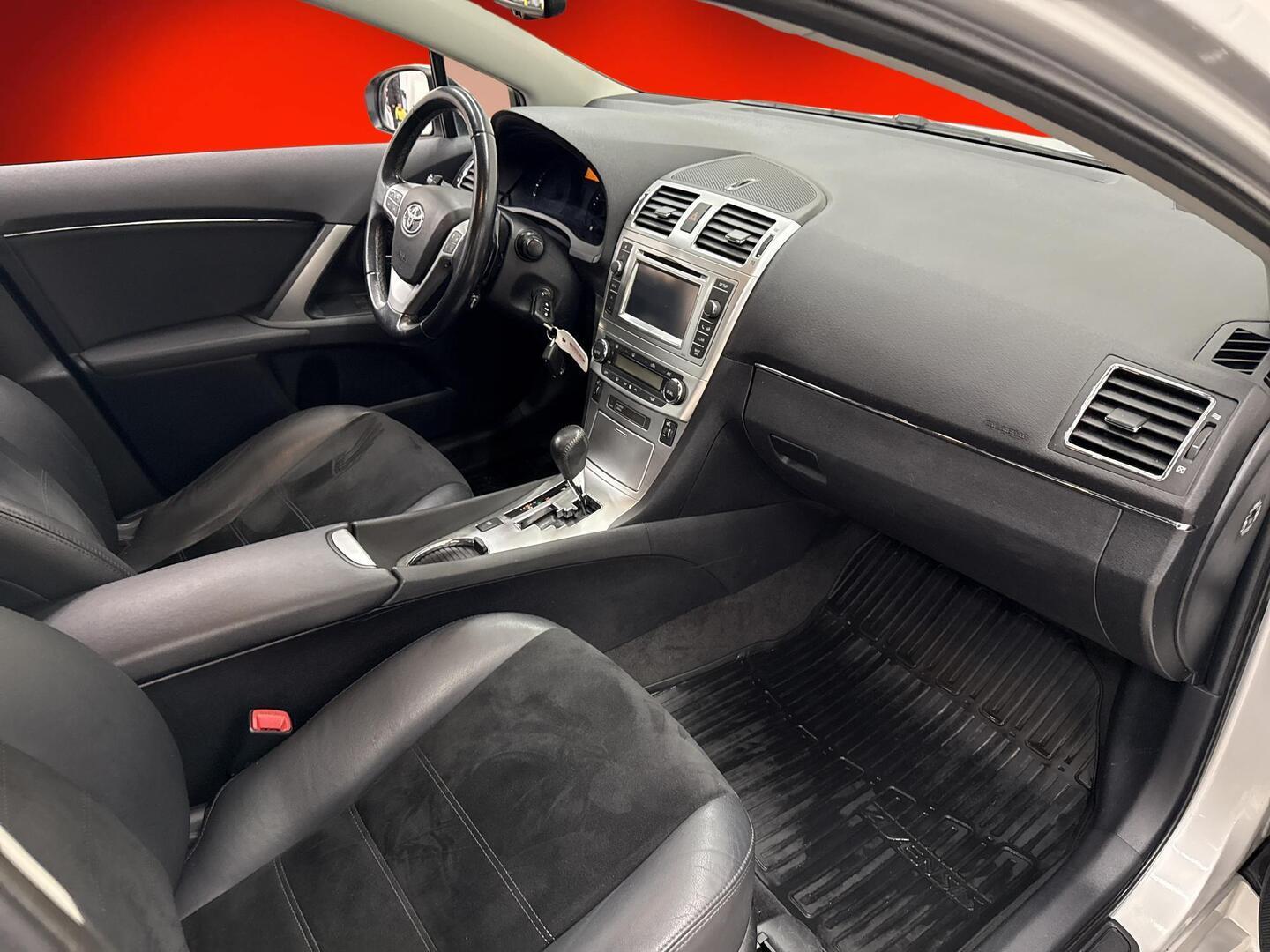 TOYOTA Avensis 2013