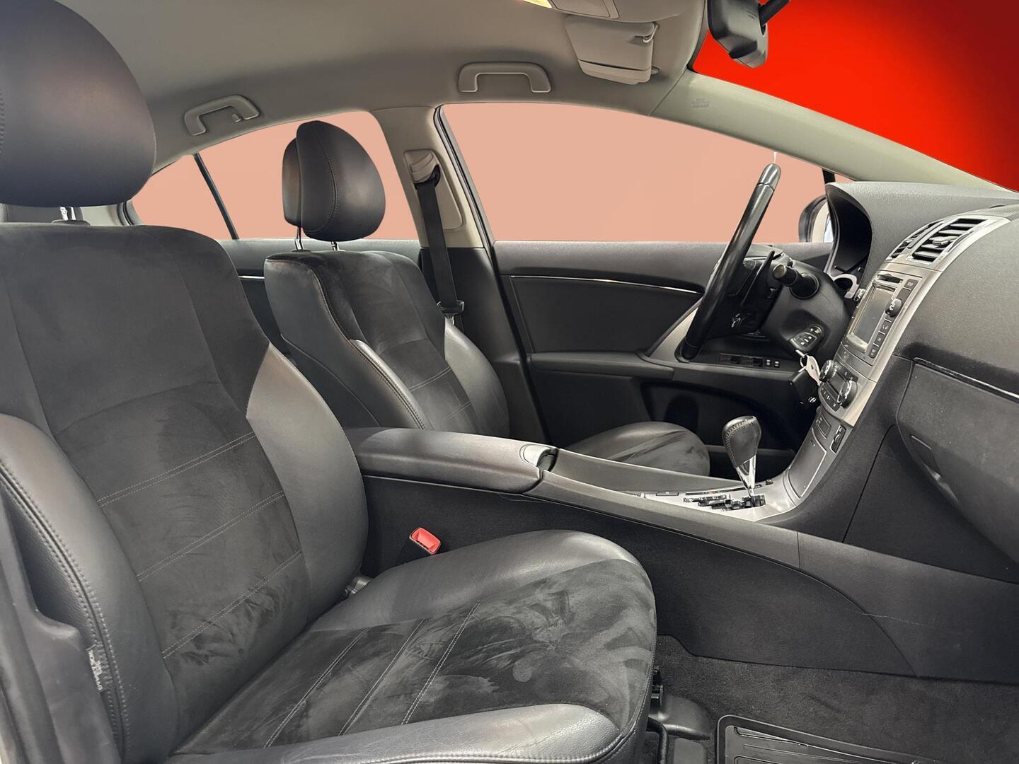 TOYOTA Avensis 2013