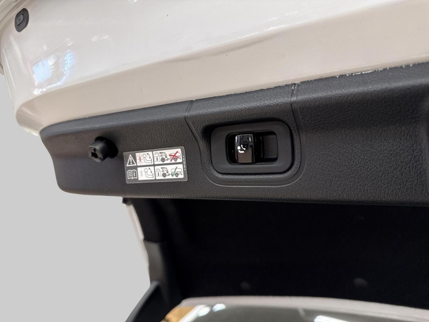 MERCEDES-BENZ EQE 2024