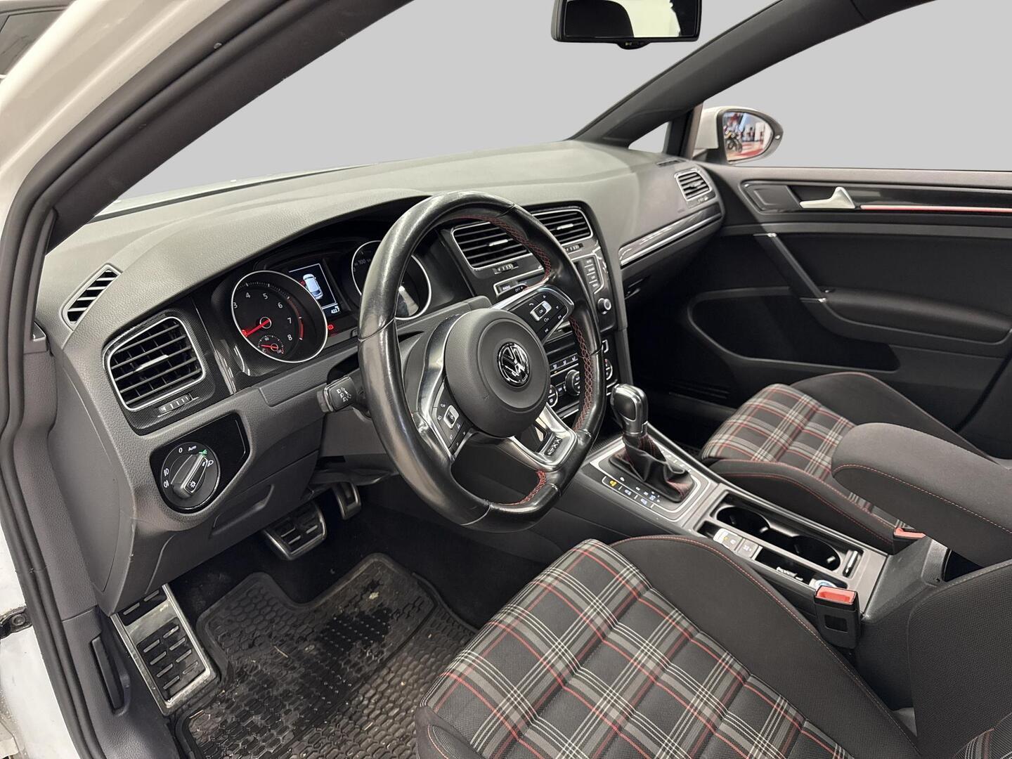 VOLKSWAGEN Golf 2015