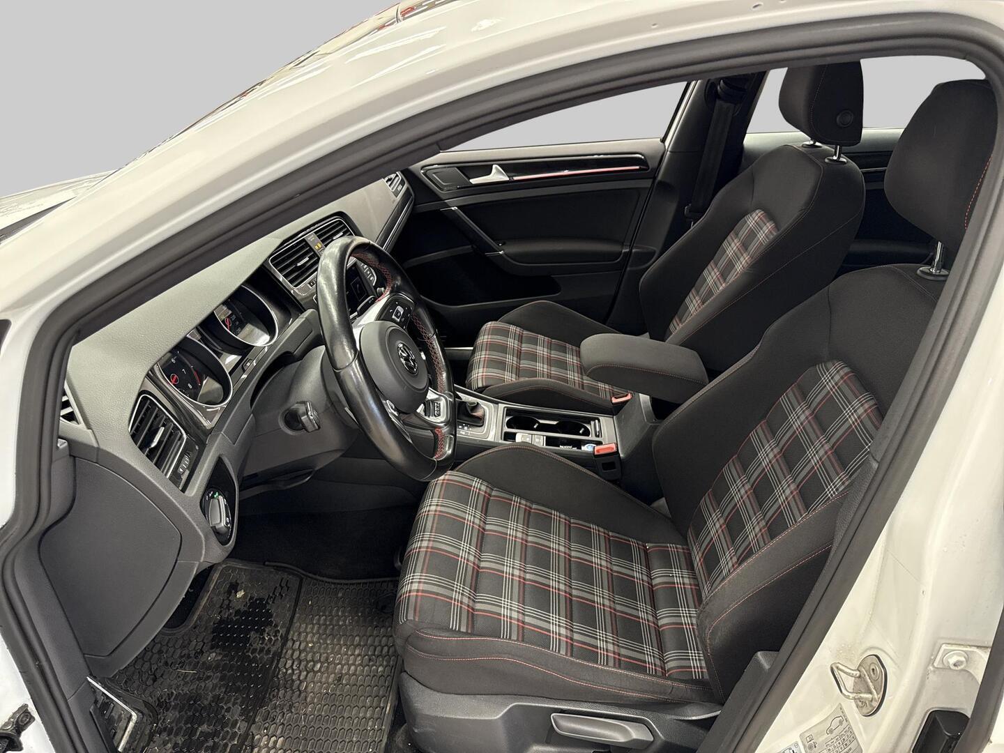 VOLKSWAGEN Golf 2015