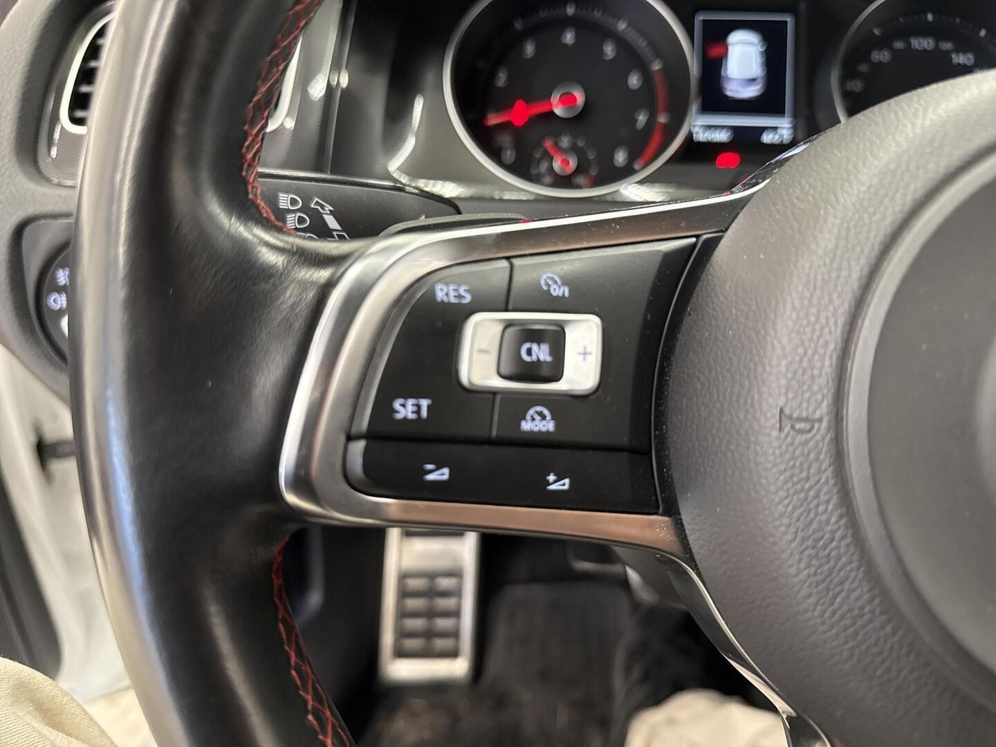 VOLKSWAGEN Golf 2015