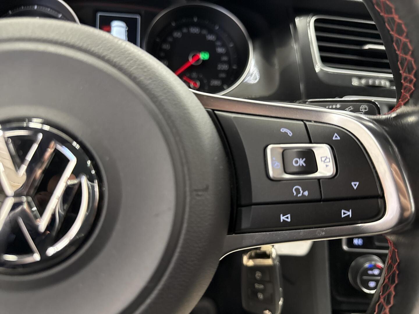 VOLKSWAGEN Golf 2015