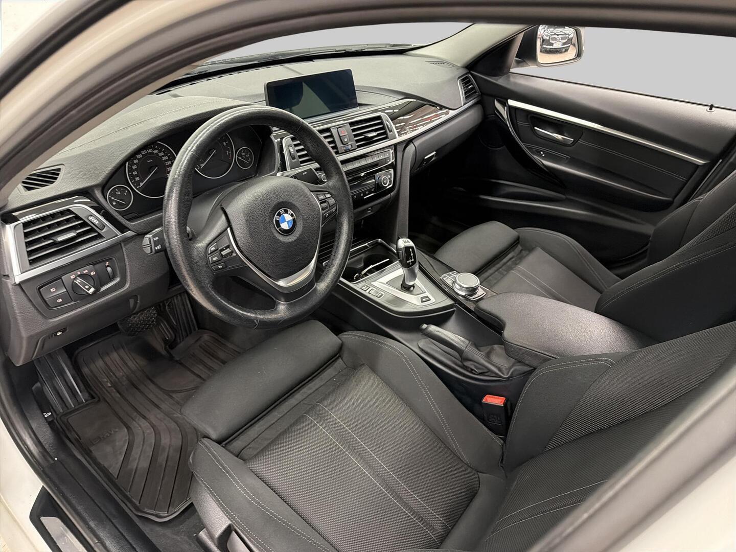BMW 330 2018