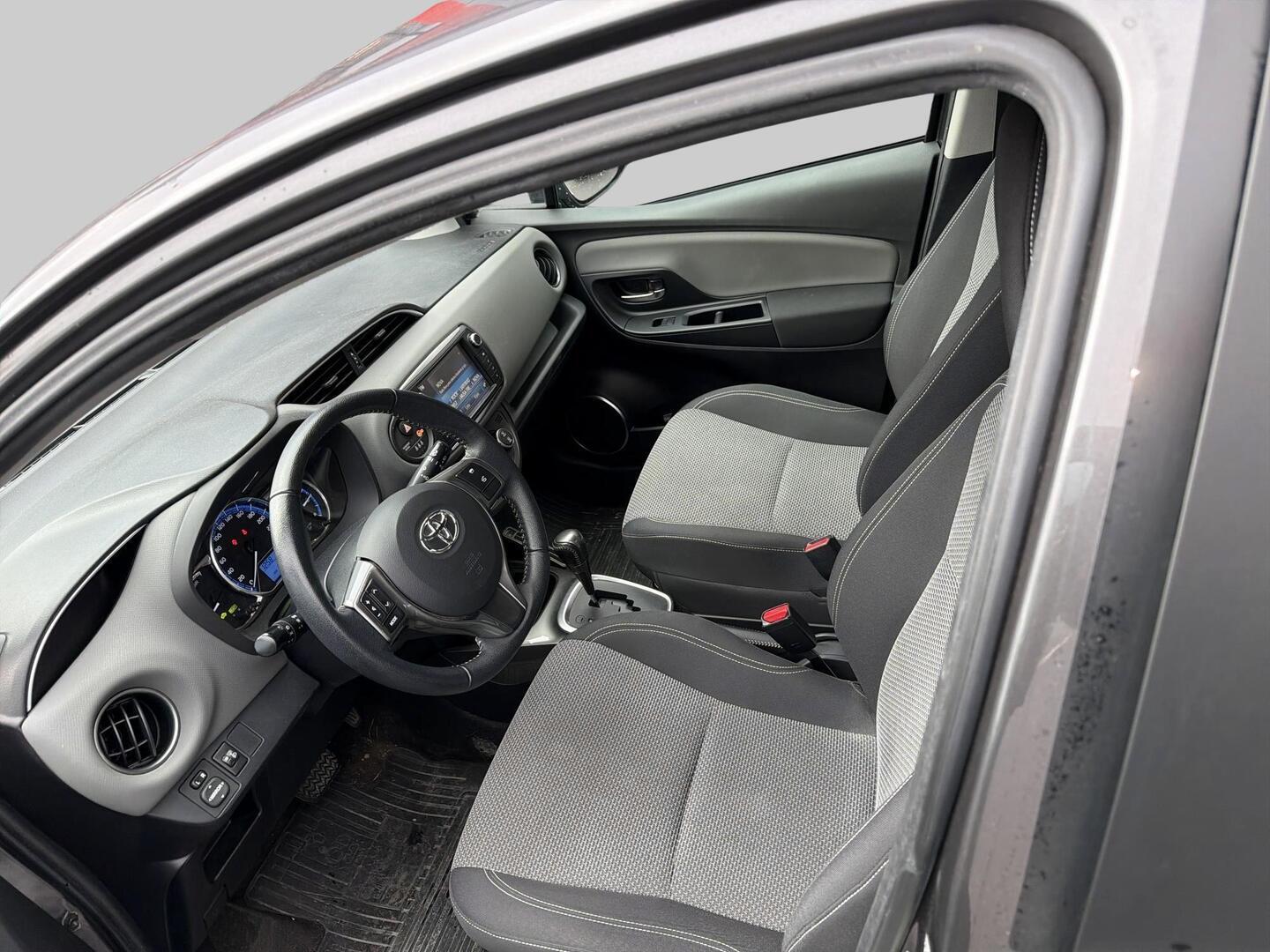 TOYOTA Yaris 2015