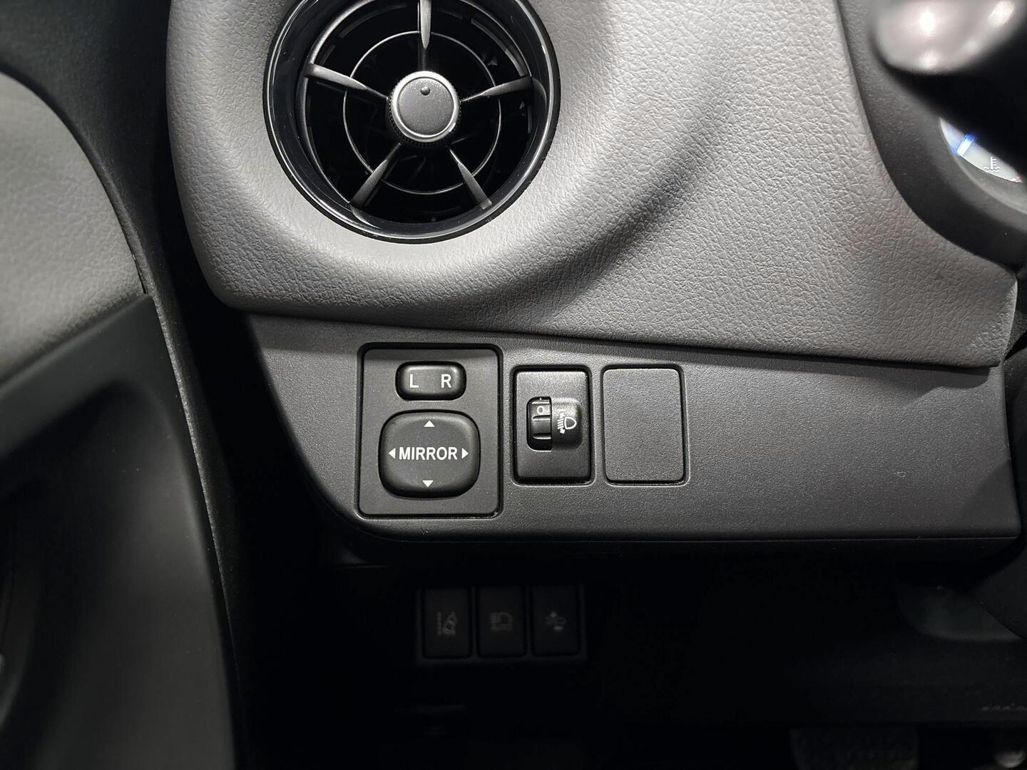 TOYOTA Yaris 2018