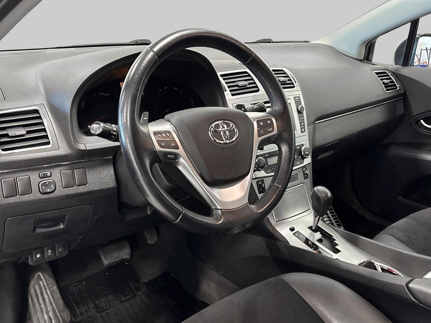 TOYOTA Avensis 2013