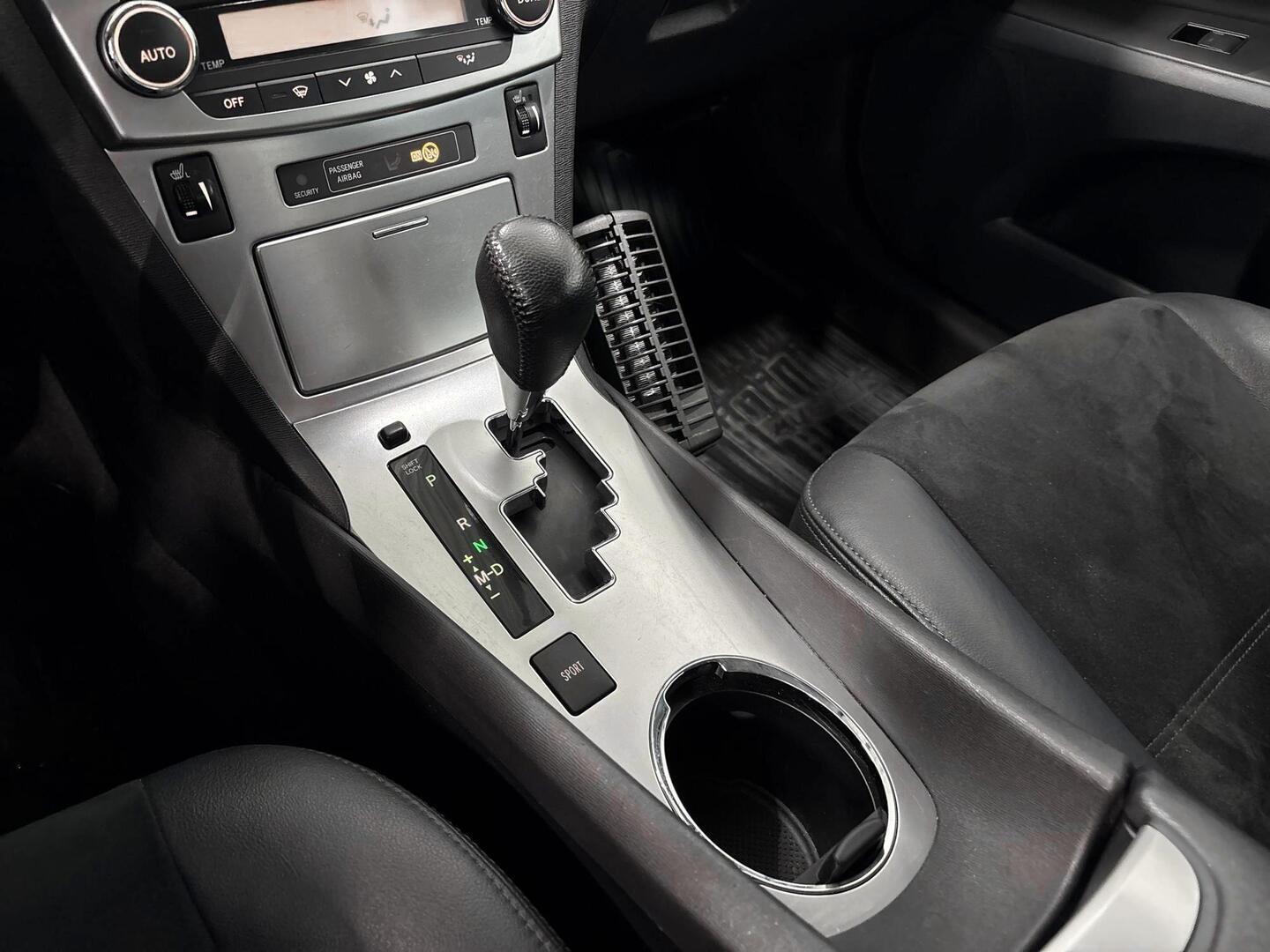 TOYOTA Avensis 2013