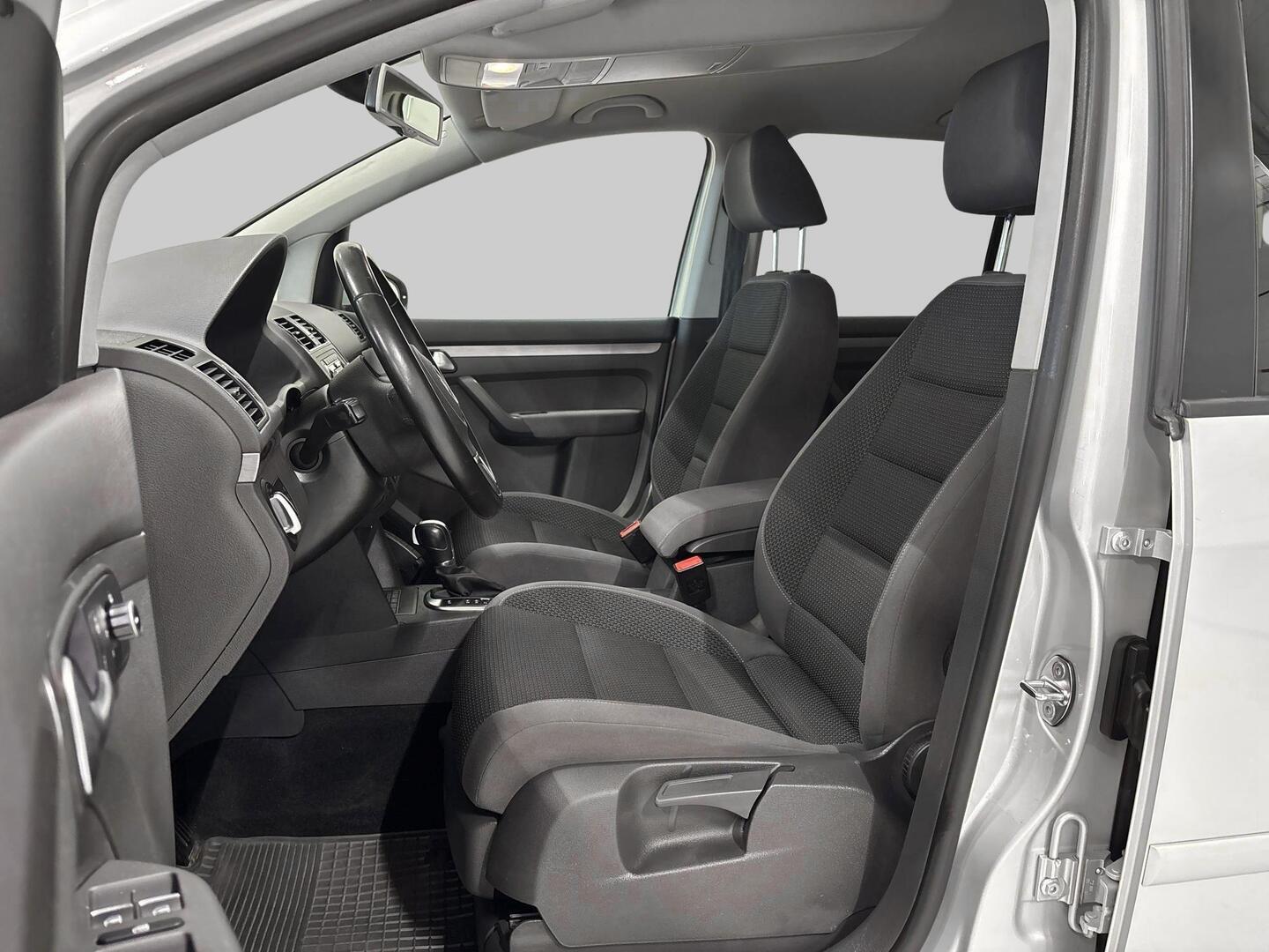 VOLKSWAGEN Touran 2011