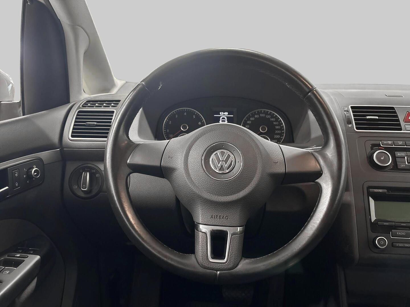 VOLKSWAGEN Touran 2011