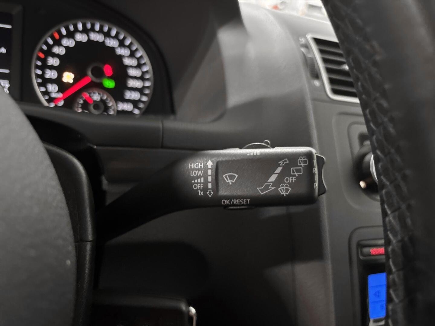 VOLKSWAGEN Touran 2011