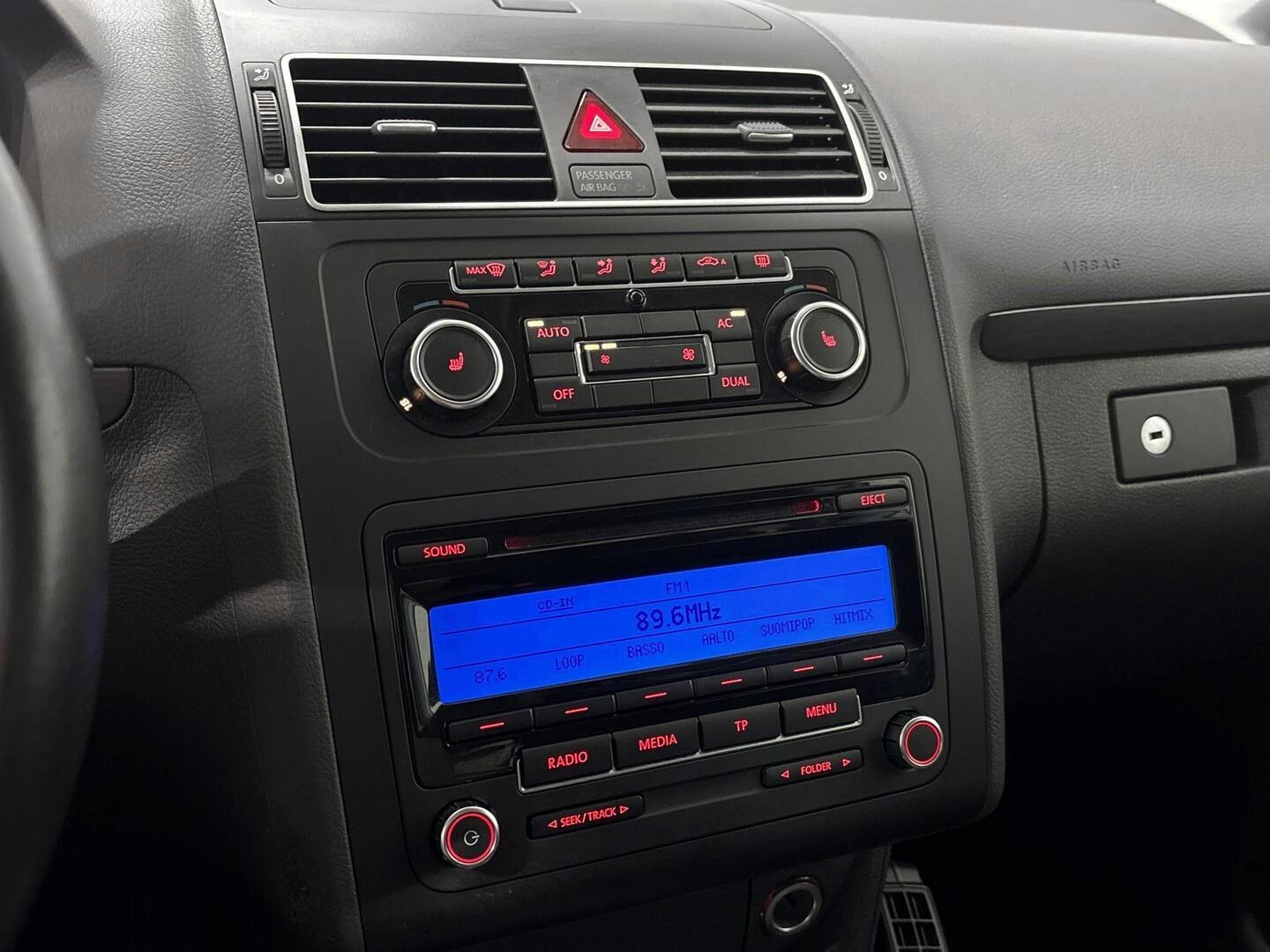 VOLKSWAGEN Touran 2011