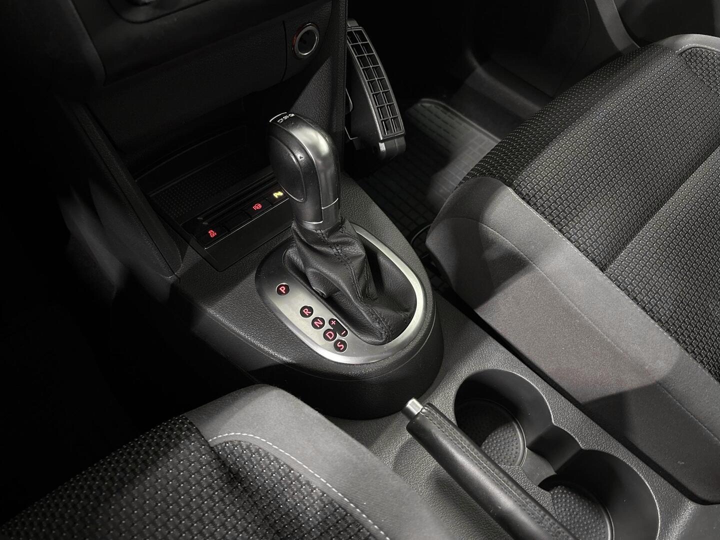 VOLKSWAGEN Touran 2011