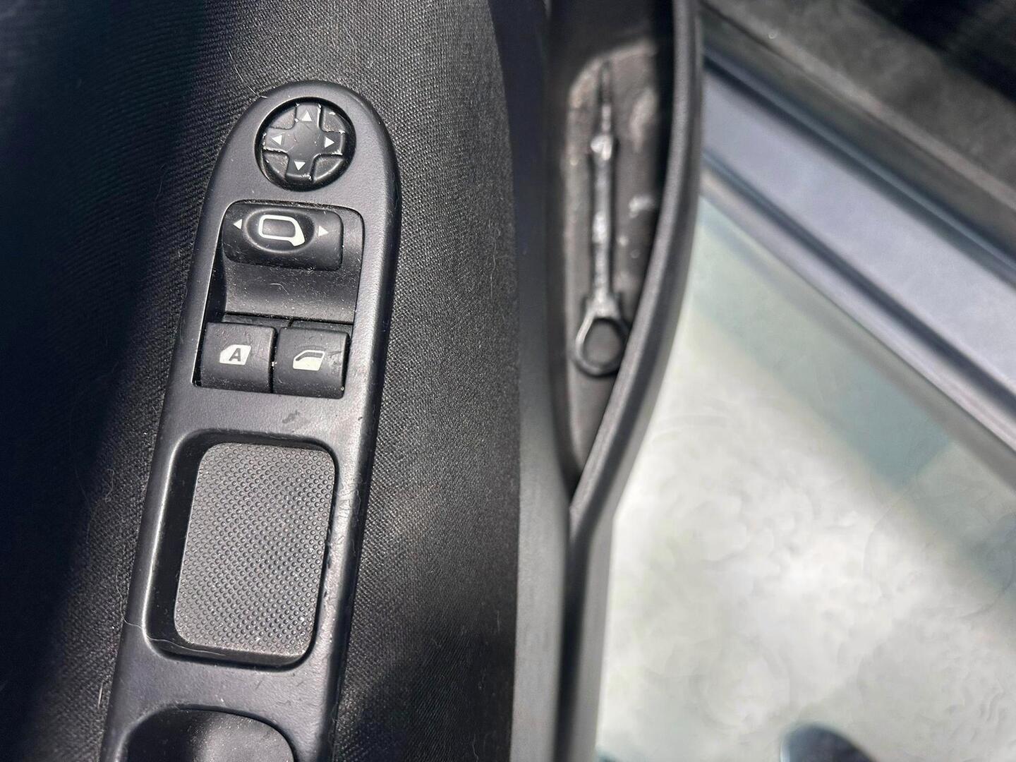 PEUGEOT 207 2009