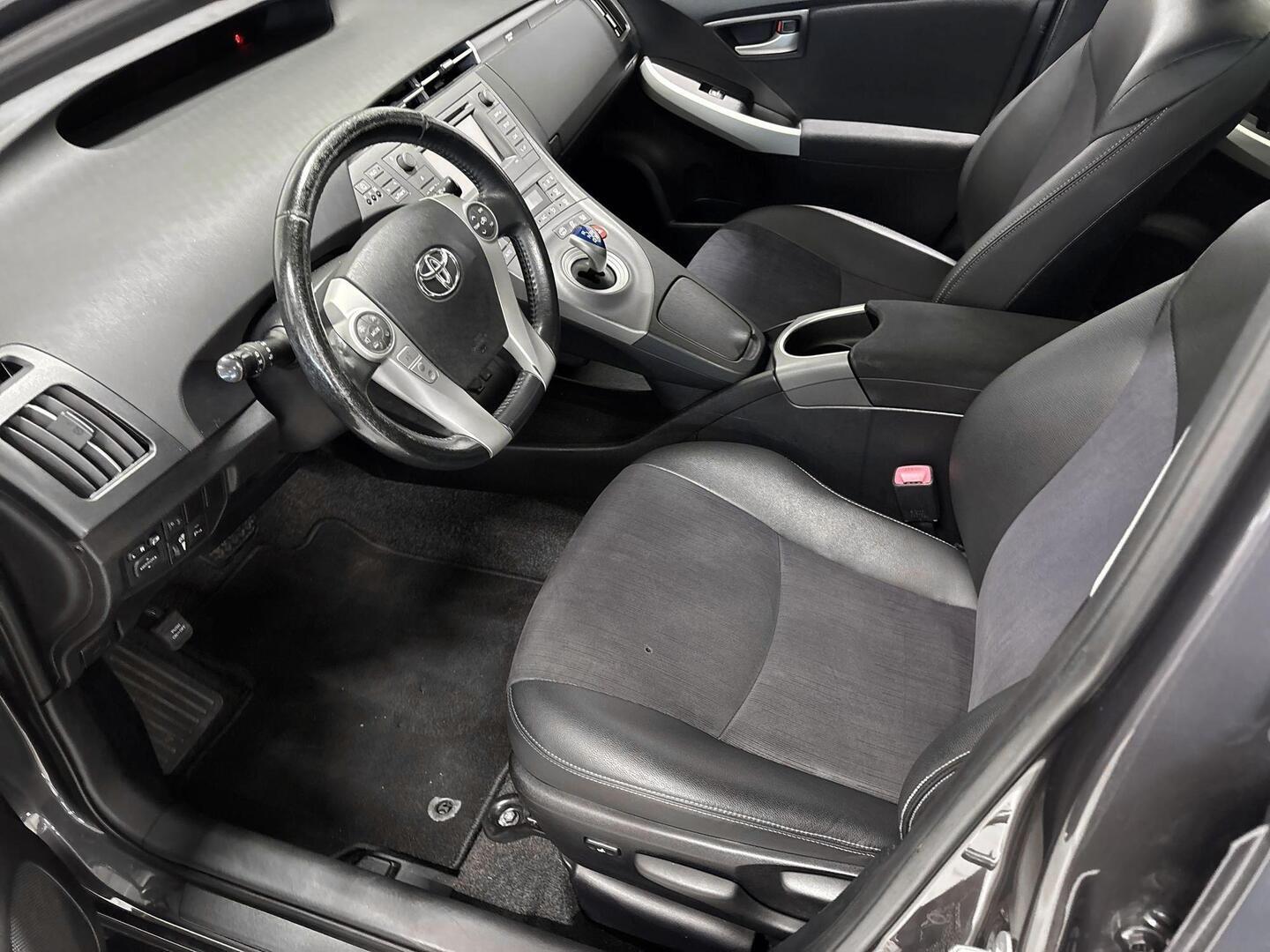 TOYOTA Prius Plug-in 2013