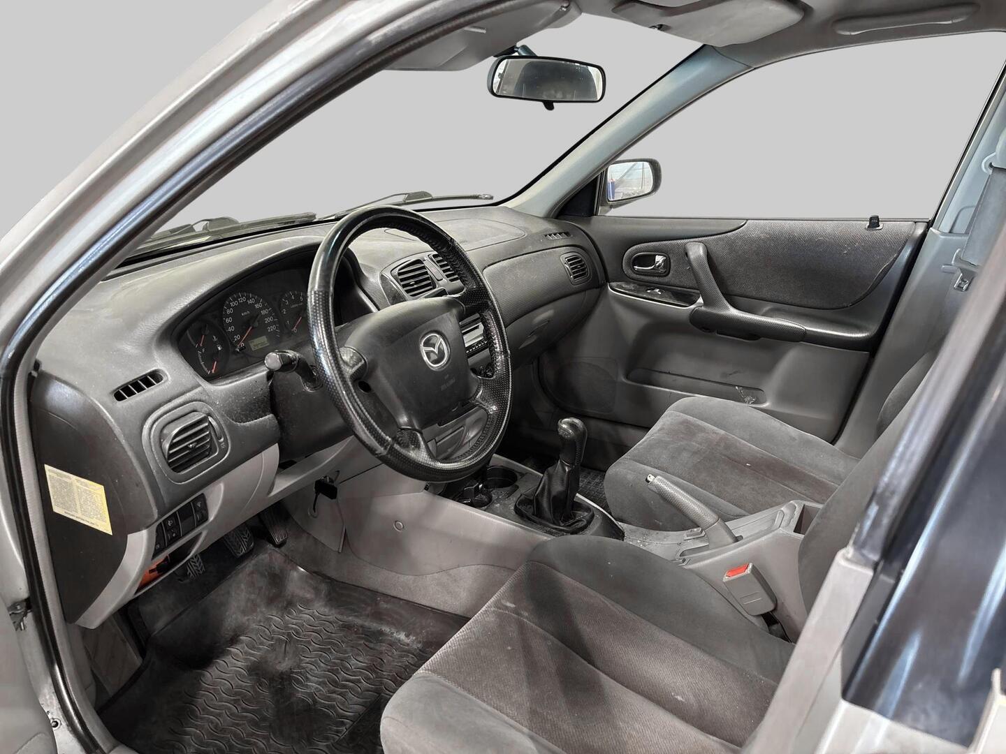 MAZDA 323 2001