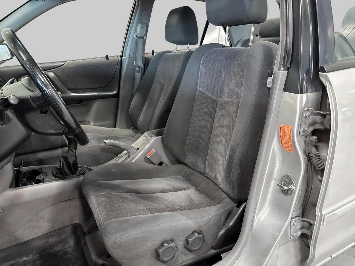 MAZDA 323 2001