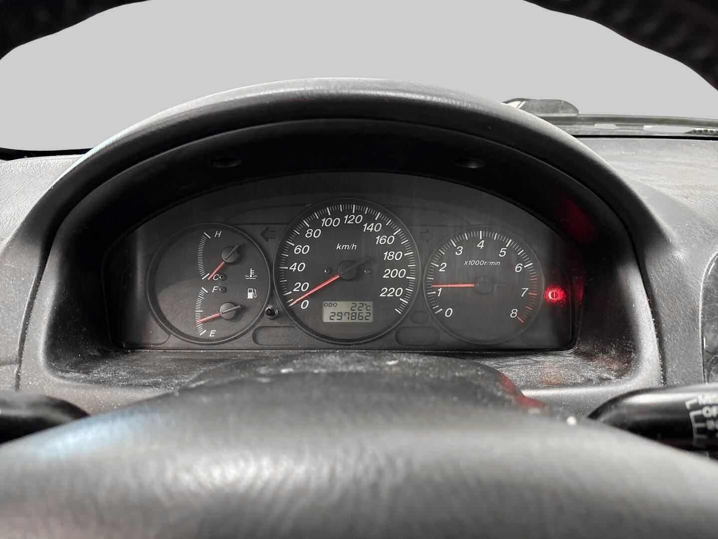 MAZDA 323 2001
