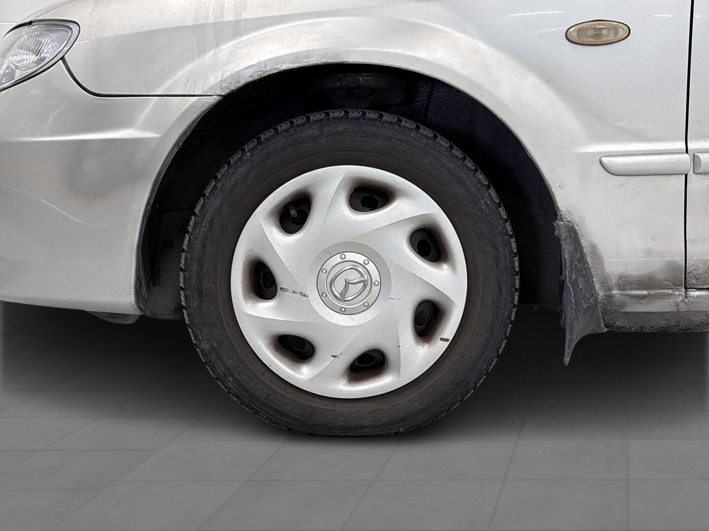 MAZDA 323 2001