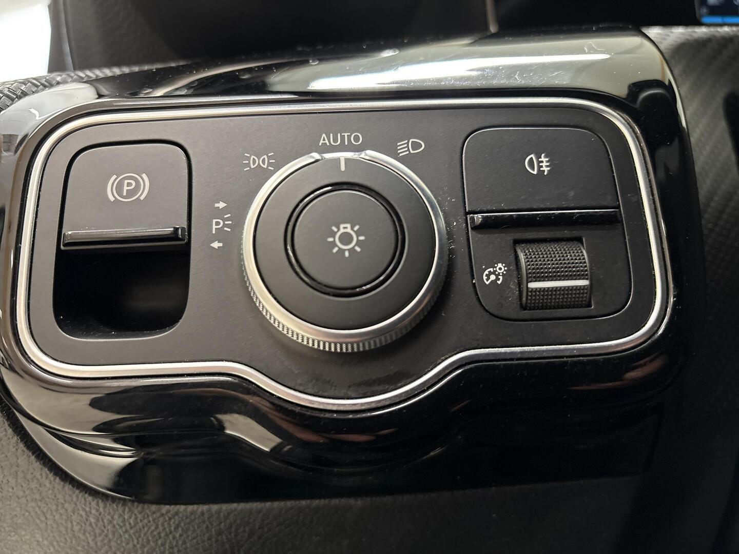 MERCEDES-BENZ A 2020