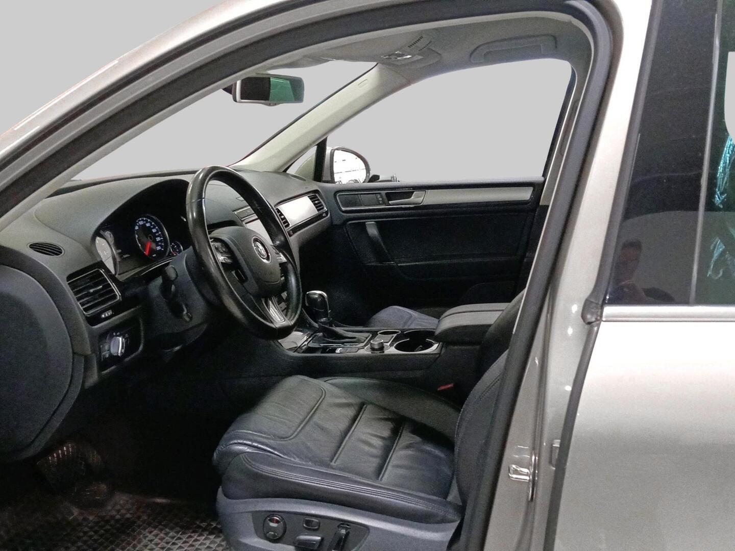VOLKSWAGEN Touareg 2015