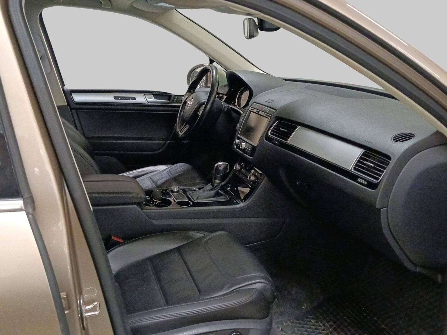 VOLKSWAGEN Touareg 2015