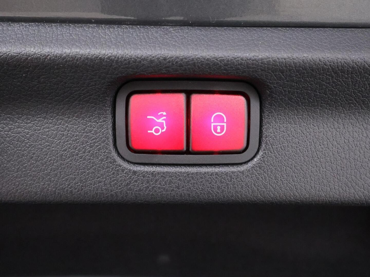 MERCEDES-BENZ EQE 2025