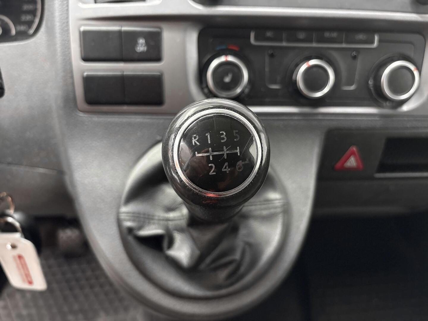 VOLKSWAGEN Caravelle 2012