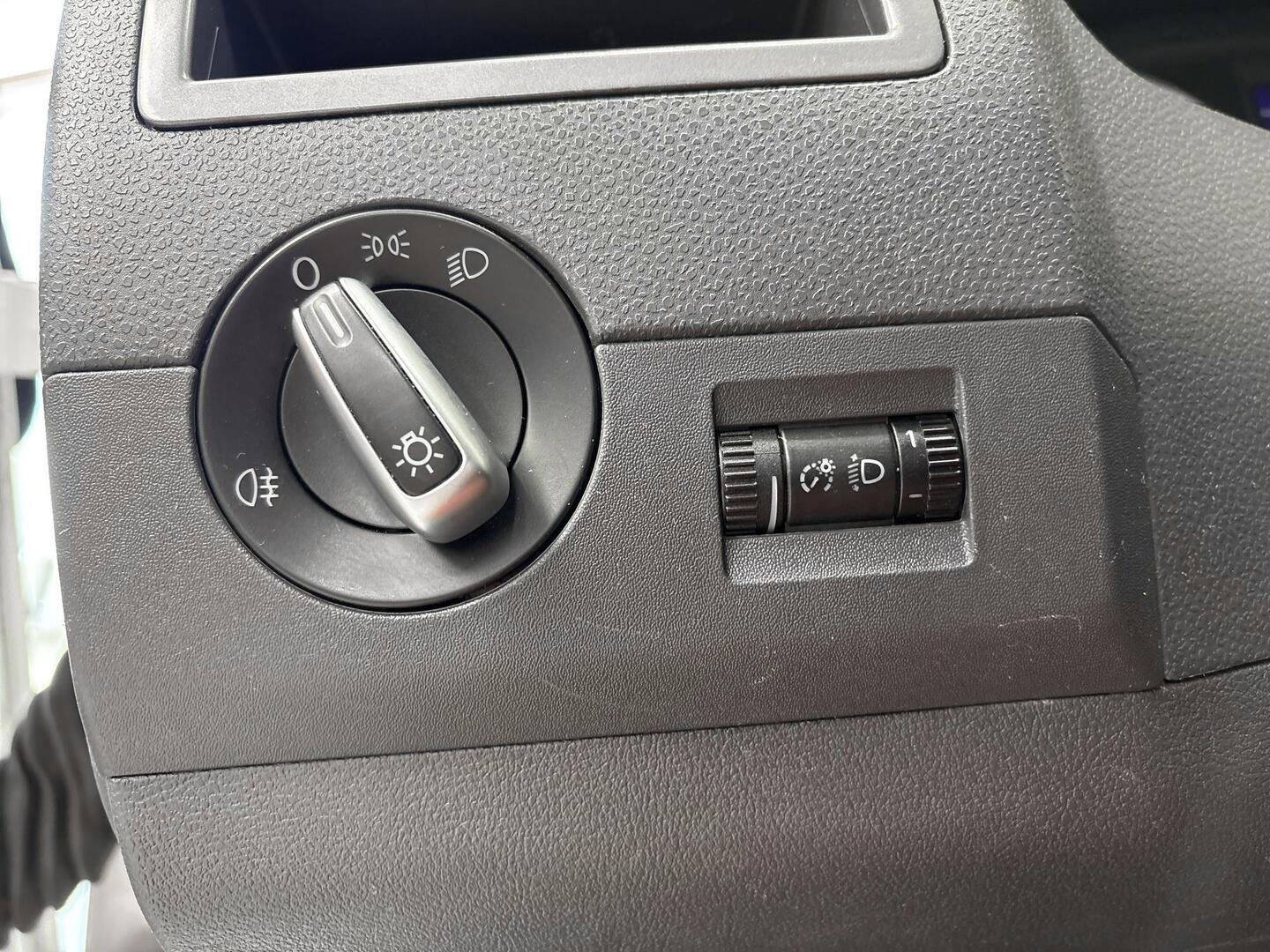 VOLKSWAGEN Caravelle 2012