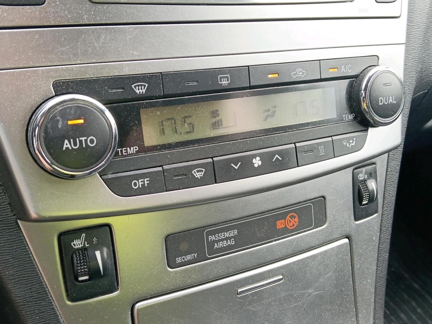 TOYOTA Avensis 2013