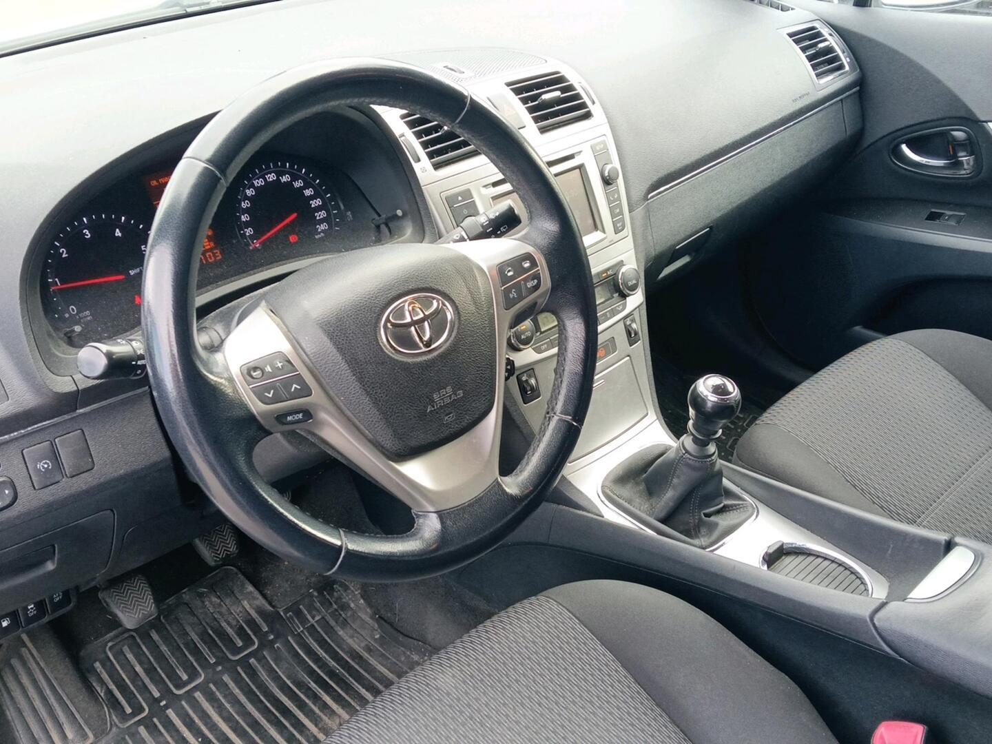 TOYOTA Avensis 2013