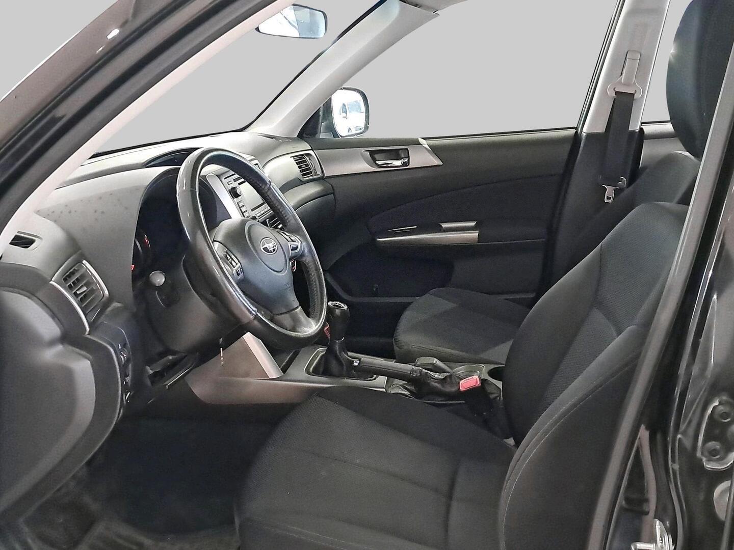 SUBARU Forester 2011