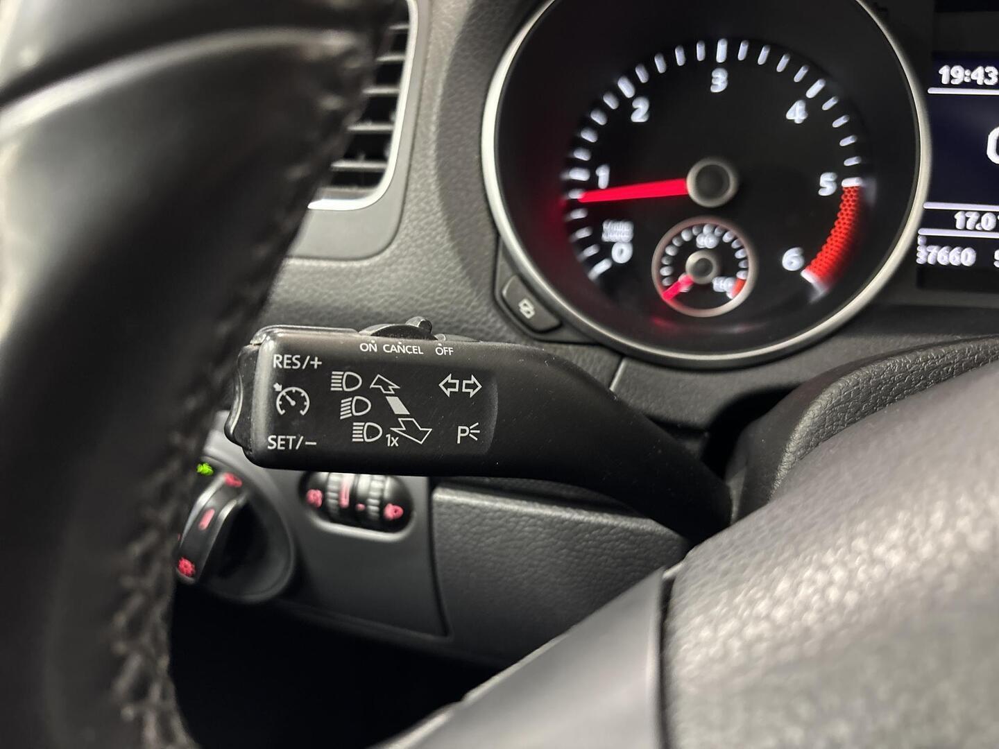 VOLKSWAGEN Golf 2012