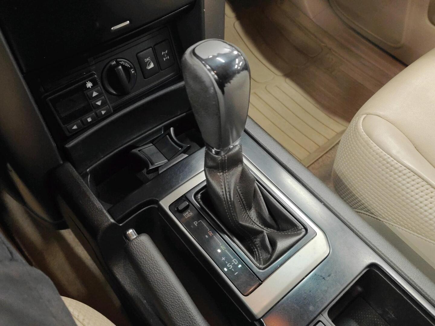 TOYOTA Land Cruiser 2010