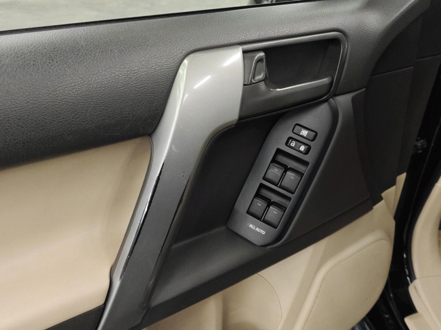 TOYOTA Land Cruiser 2010