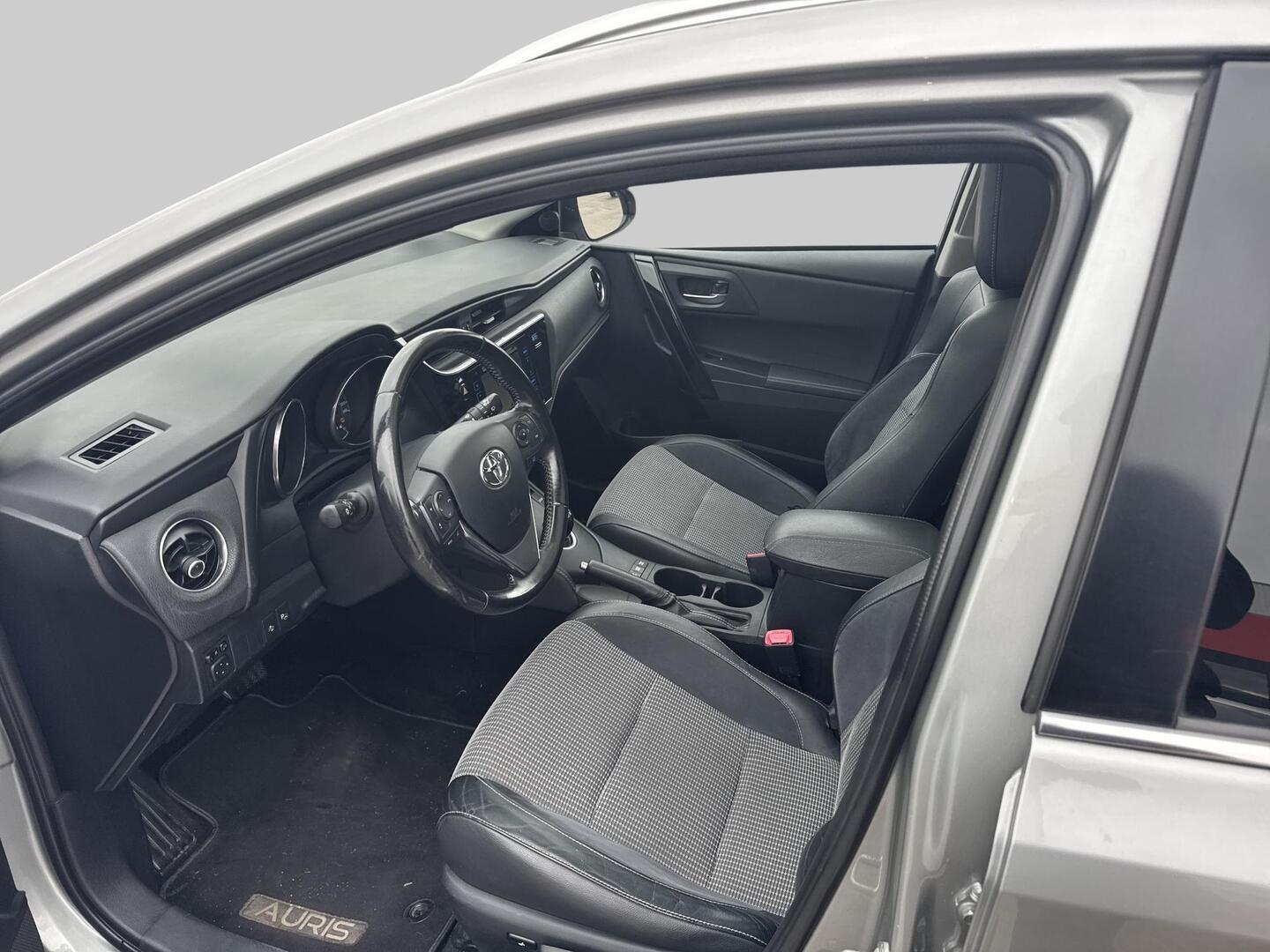 TOYOTA Auris 2016