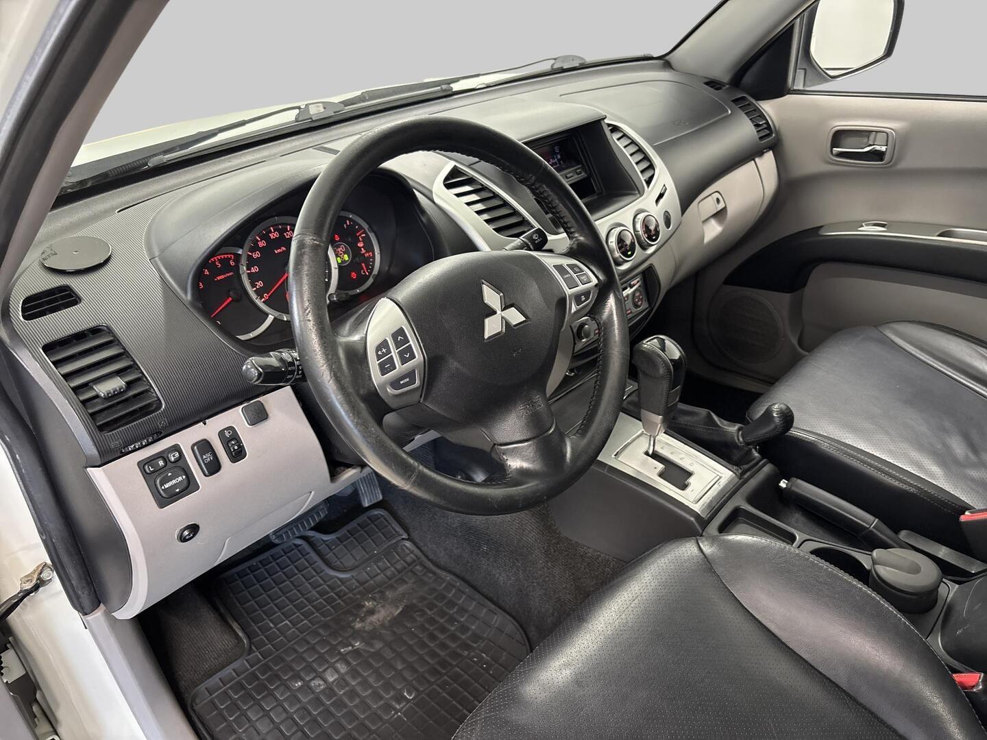 MITSUBISHI L200 2011