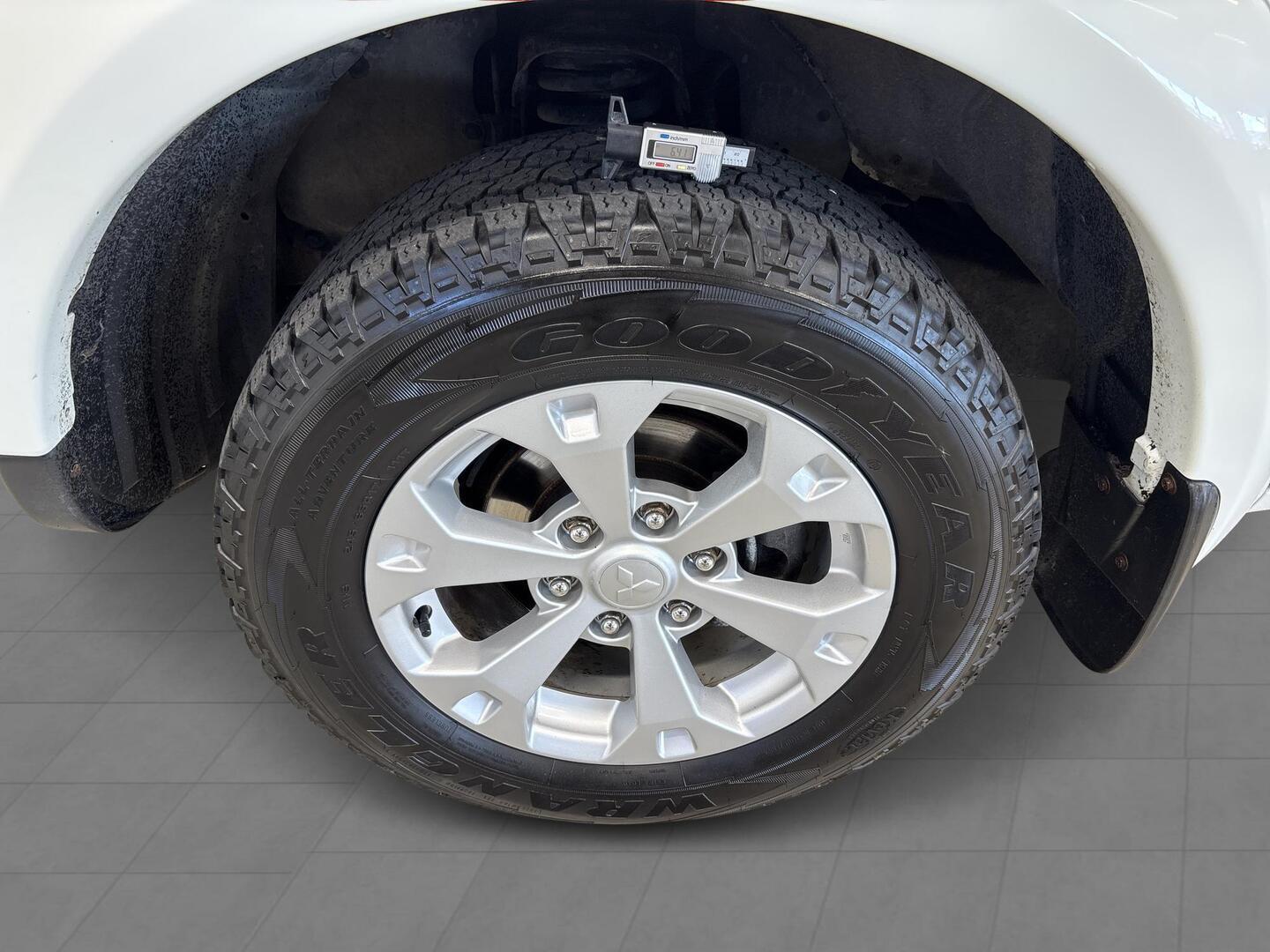 MITSUBISHI L200 2011