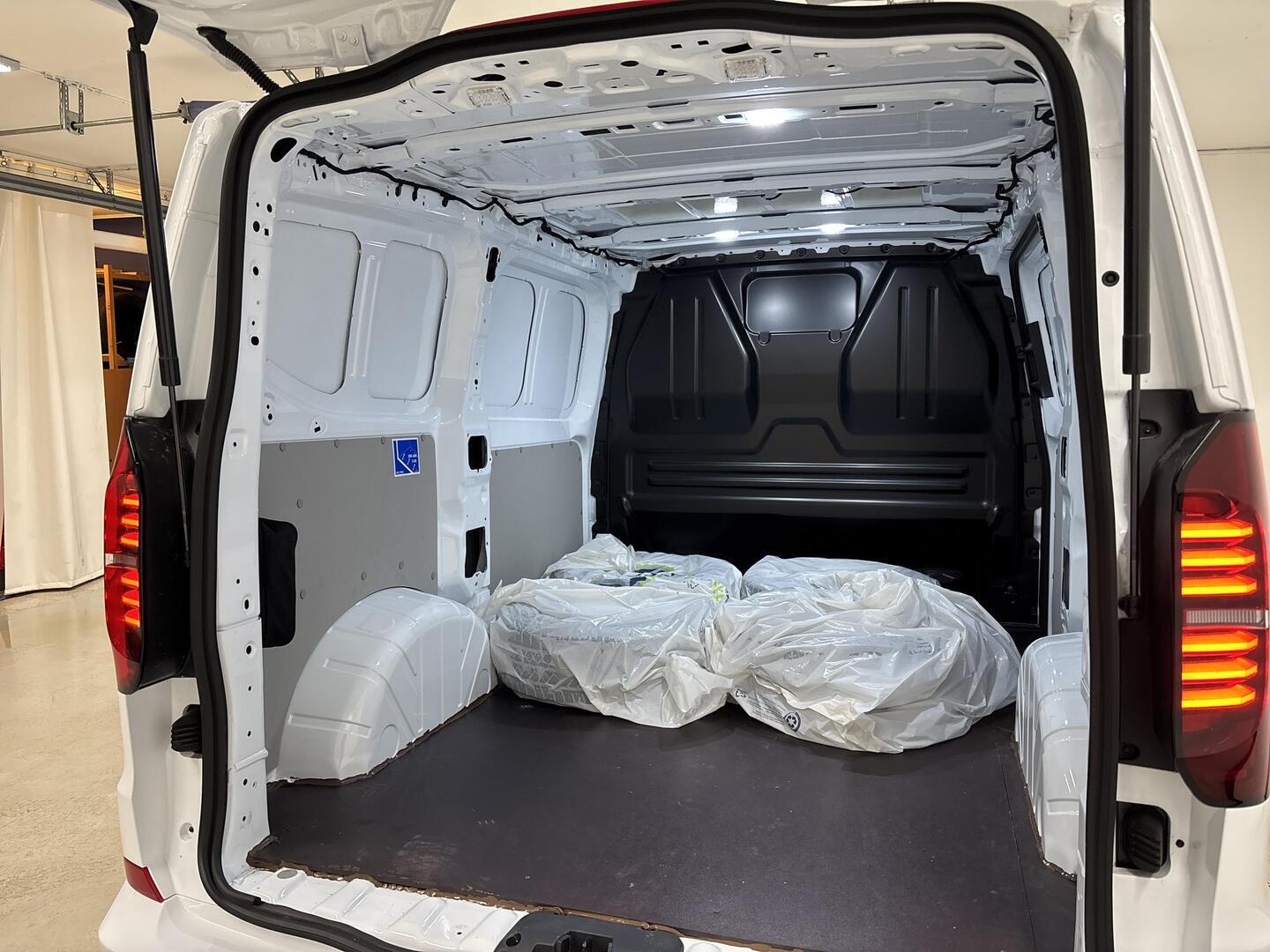 VOLKSWAGEN TRANSPORTER 2025