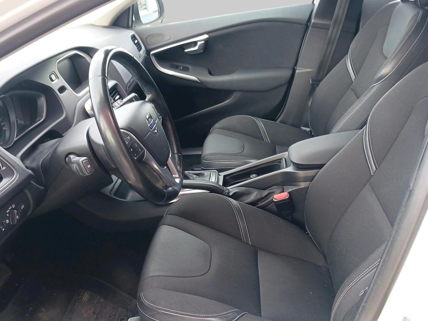 VOLVO V40 2016