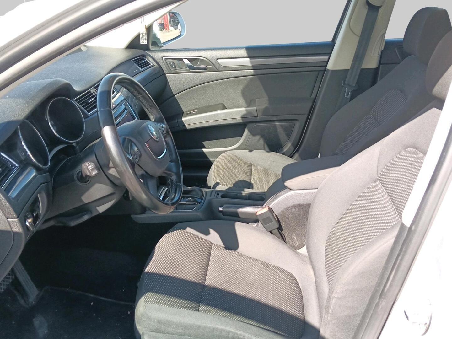 SKODA Superb 2011