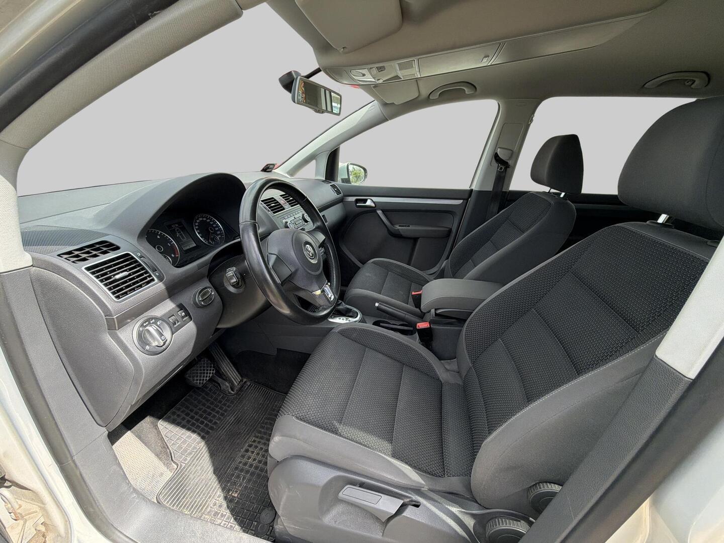 VOLKSWAGEN Touran 2012