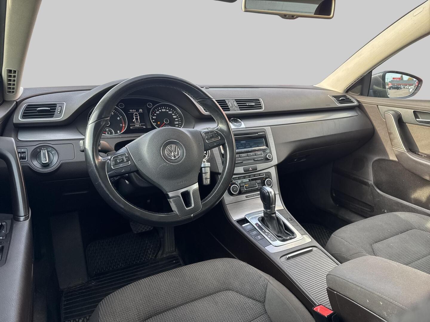 VOLKSWAGEN Passat 2011