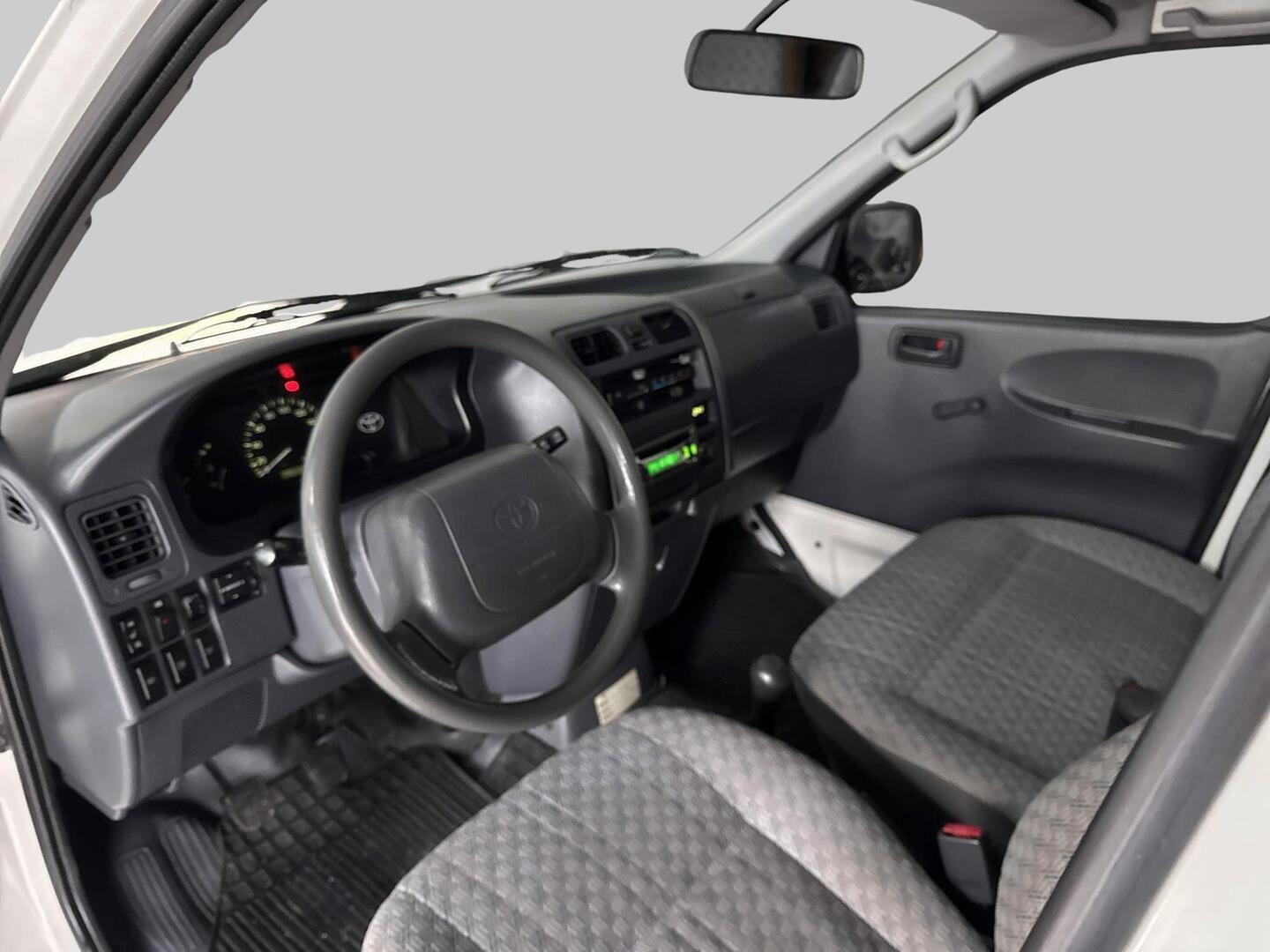 TOYOTA HIACE 2004