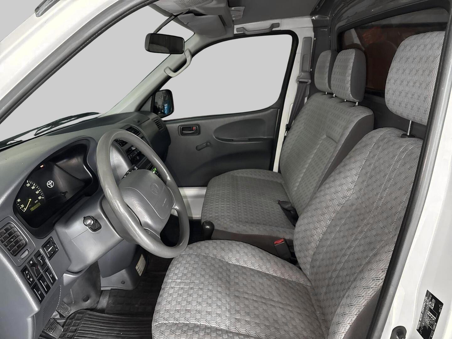 TOYOTA HIACE 2004