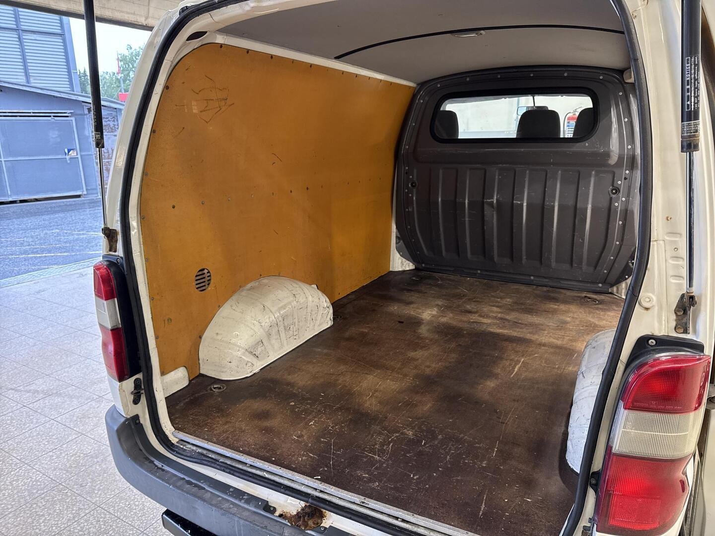 TOYOTA HIACE 2004