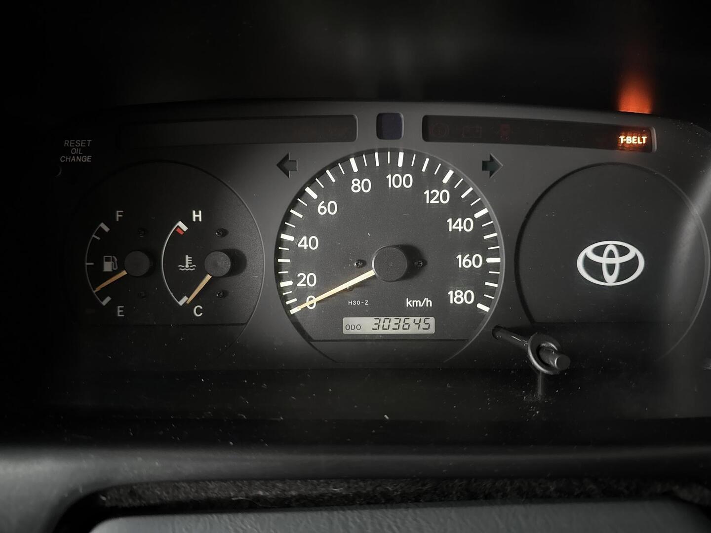 TOYOTA HIACE 2004
