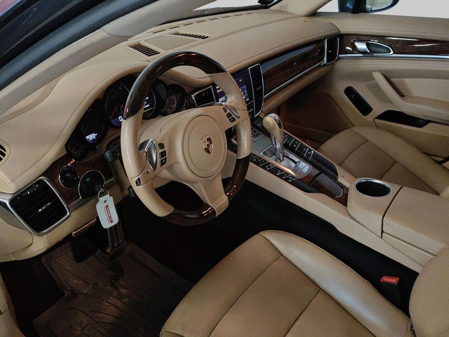 PORSCHE Panamera 2012