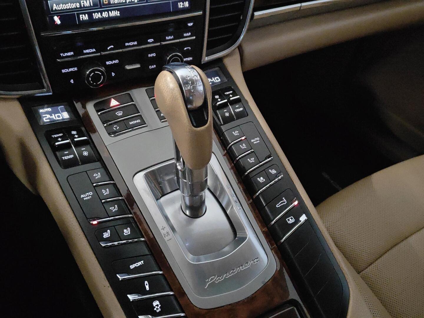 PORSCHE Panamera 2012