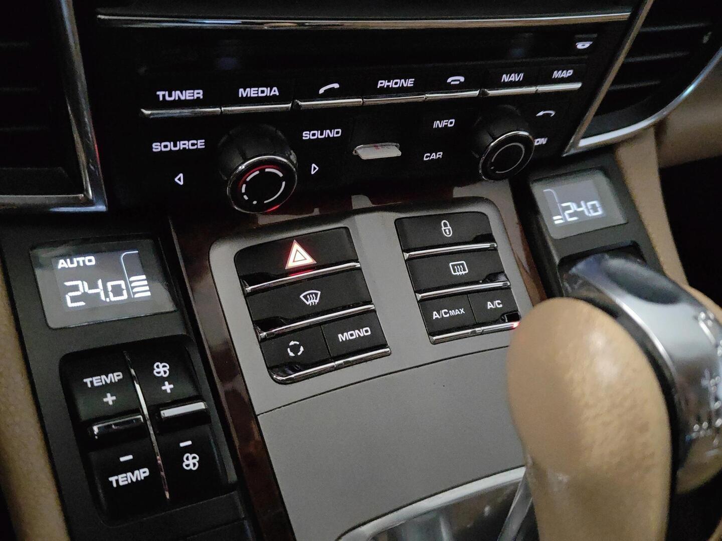 PORSCHE Panamera 2012